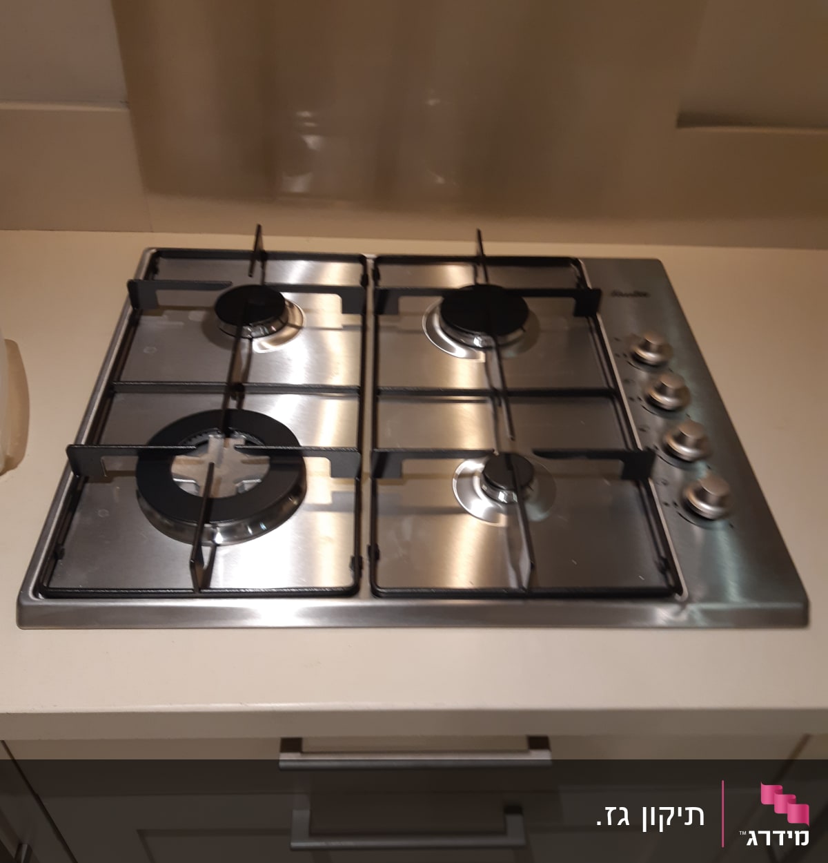 כיריים גז נירוסטה עם ארבעה מבערים וכפתורי שליטה